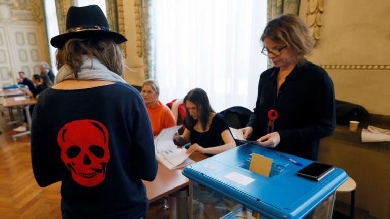 Προσδοκίες και φόβος στις  γαλλικές κάλπες: Μακρόν ή Λεπέν;