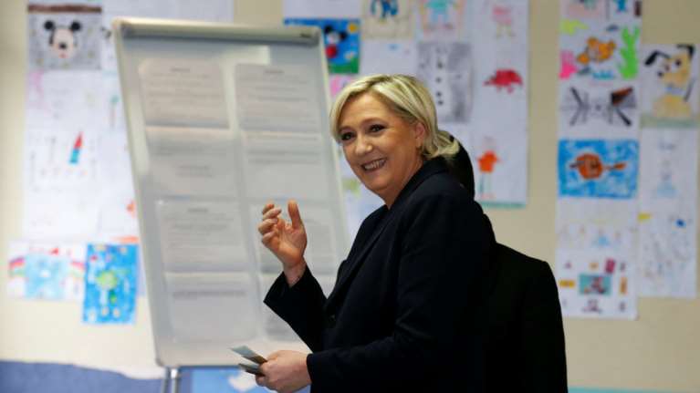 Η Λεπέν κάνει «έξωση» σε ΜΜΕ από το εκλογικό της κέντρο