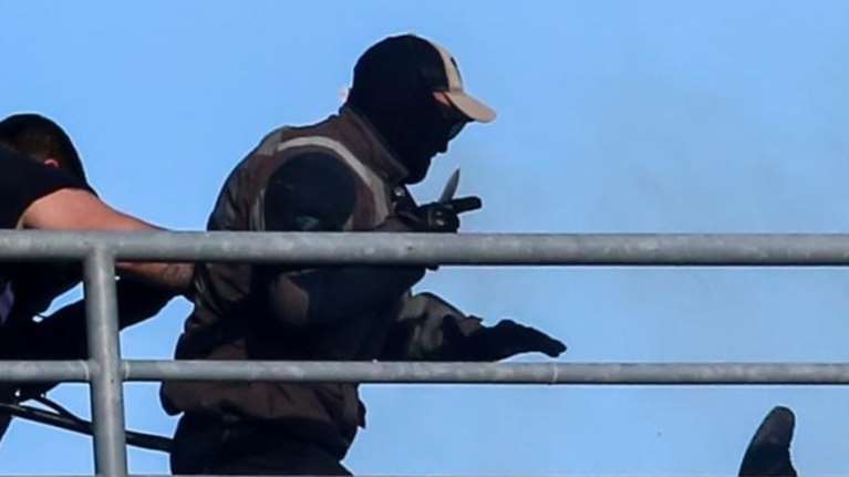 Κάρε καρέ η στιγμή που αδίστακτος χούλιγκαν μαχαιρώνει οπαδό της ΑΕΚ