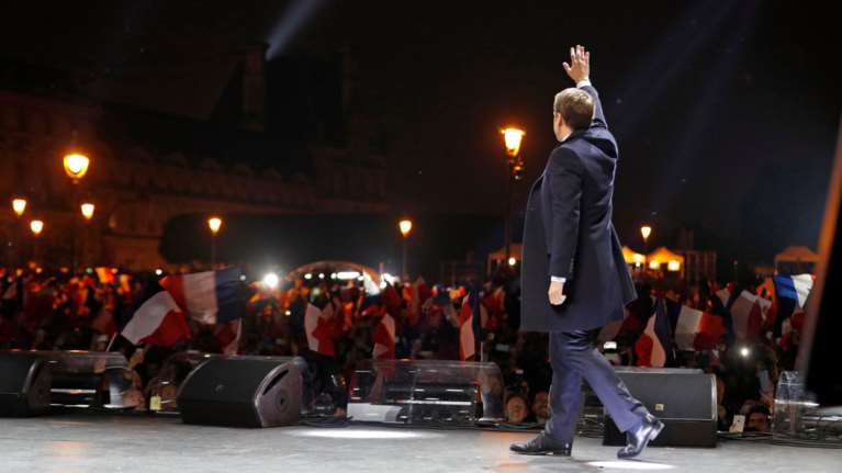 Πώς φτάσαμε στη θριαμβευτική νίκη του Μακρόν έναντι της Λεπέν