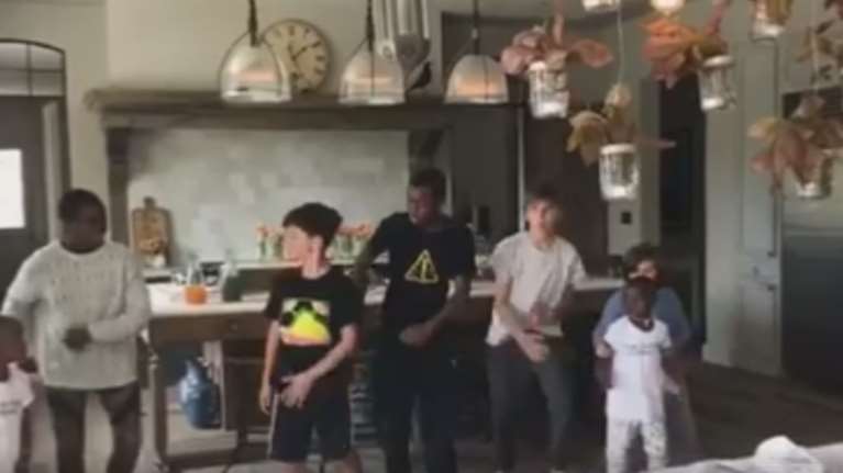 Tα παιδιά της Μαντόνα χορεύουν στην κουζίνα για τη νίκη Μακρόν