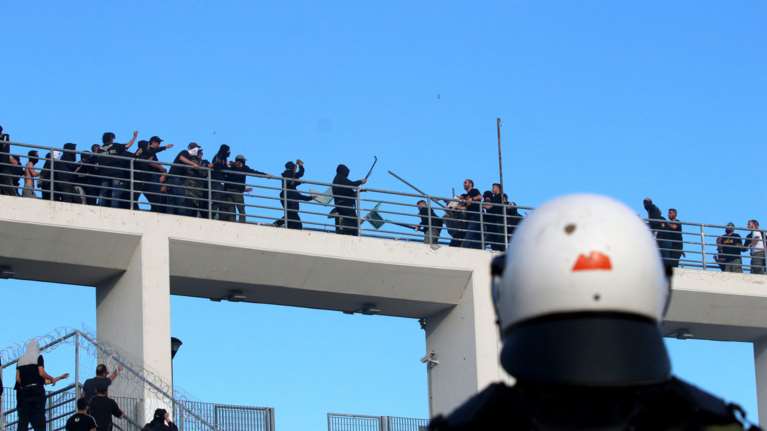 Βρήκαν «οπλοστάσιο» των χούλιγκαν μετά τον τελικό Κυπέλλου