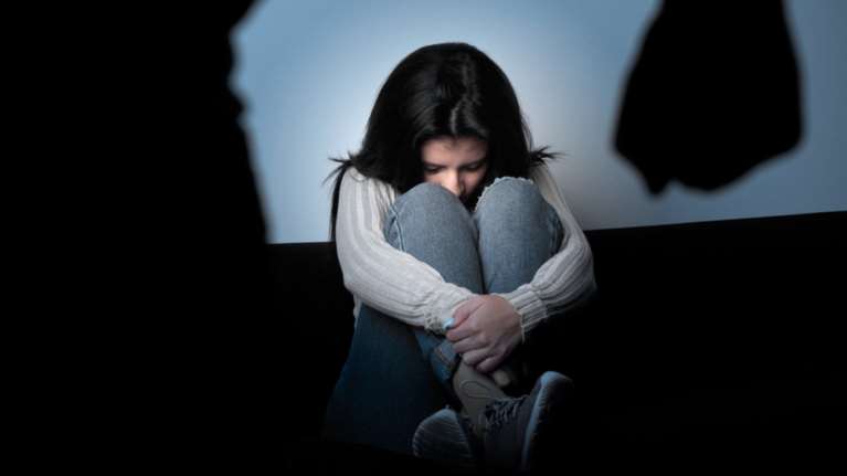 Σοκ στο Ηράκλειο: Πατέρας κατηγορείται ότι βίαζε την ανήλικη κόρη του