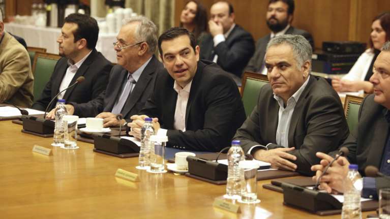 Γκρίνιες για τους υπουργούς: Ποιοι έχουν πάρει "κίτρινη κάρτα"