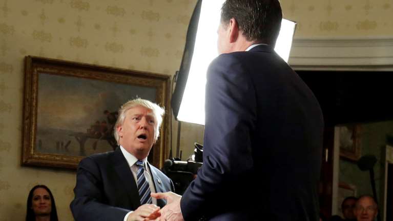 «Θα βρω καλύτερο» λέει ο Τράμπ για τον πρώην αρχηγό του FBI