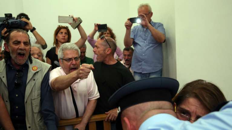 Ένταση στα Ειρηνοδικεία Αθήνας-Θεσσαλονίκης για τους πλειστηριασμούς-βίντεο