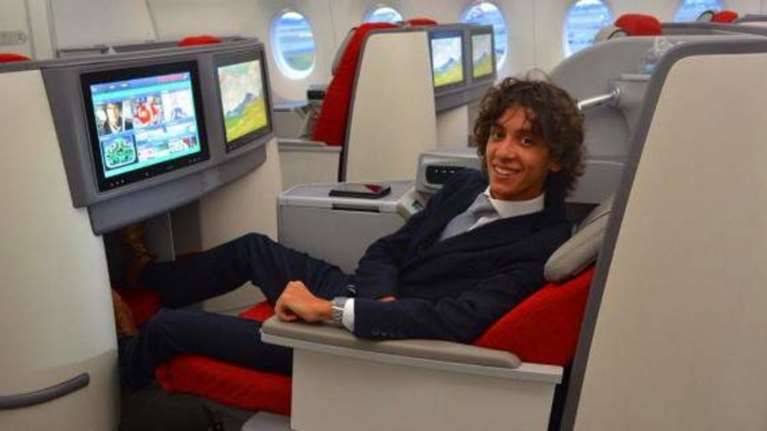 Ο 20χρονος Ελληνας που βγάζει εκατομμύρια δοκιμάζοντας...αεροπλάνα -φωτό