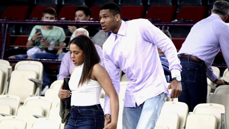 Η κοπέλα του Γ.Αντετοκούμπο τον οδηγεί στο ΣΕΦ - φωτό &amp; video