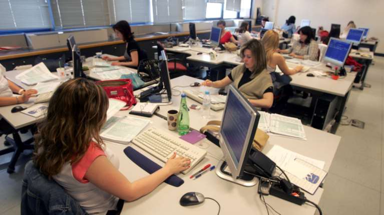 Ζητούν τώρα από τους συμβασιούχους πίσω τους μισθούς