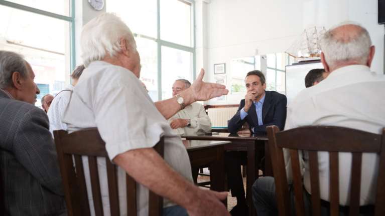 Σε καφενείο της Καλλιθέας ο Κυριάκος, τι είπε σε συνταξιούχους