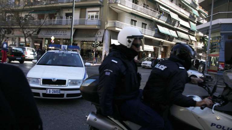 Σπείρα 13χρονων ρήμαζε πεζούς και οδηγούς ΙΧ στην Αχαρνών