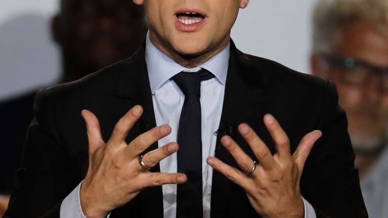 Ο Μακρόν φοράει 2 βέρες και δίνει τροφή σε όργιο φημών