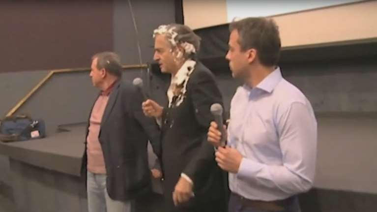 Τούρτα στο κεφάλι δέχθηκε ο Μπερνάρ Λεβί- Δείτε το βίντεο