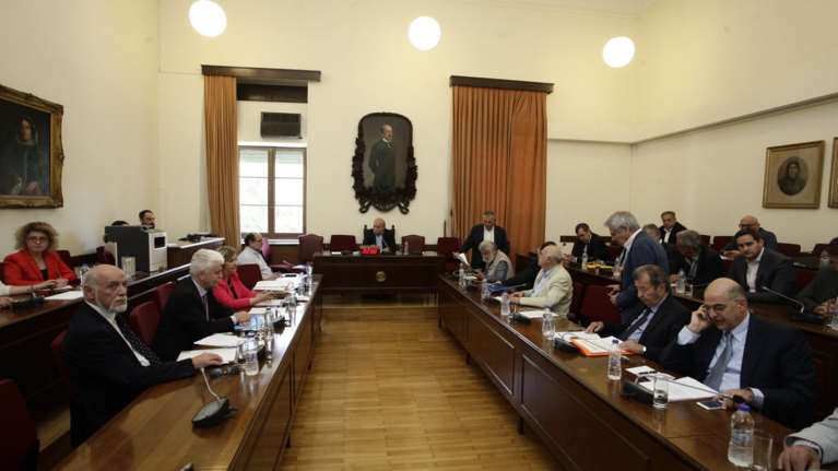 Το ΕΣΡ φοβάται νέο φιάσκο και δεν προχωρεί τον διαγωνισμό για τις άδειες