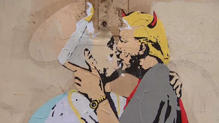 To γκράφιτι που σκανδάλισε: Ο Τραμπ φιλά τον Πάπα στο στόμα