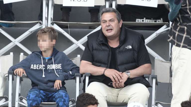 Στο παιχνίδι πόλο γυναικών Βουλιαγμένη-Ολυμπιακός ο Πάνος Καμμένος-φωτό