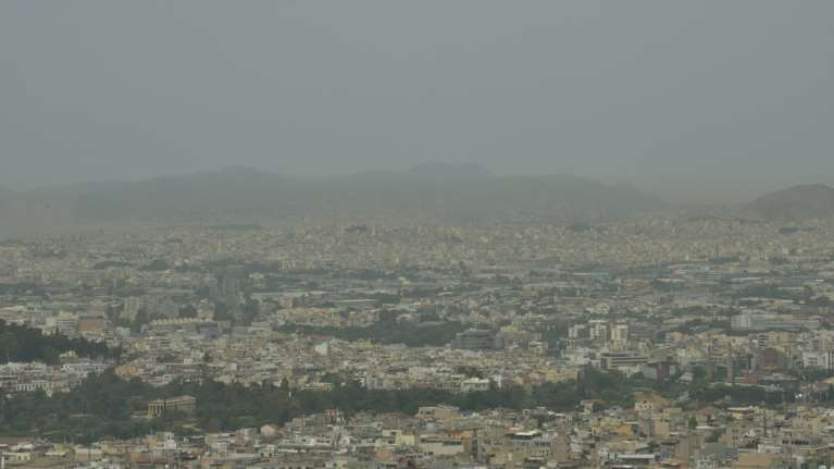 Καιρός: Σύννεφα, ήλιος , σκόνη και άνοδος της θερμοκρασίας