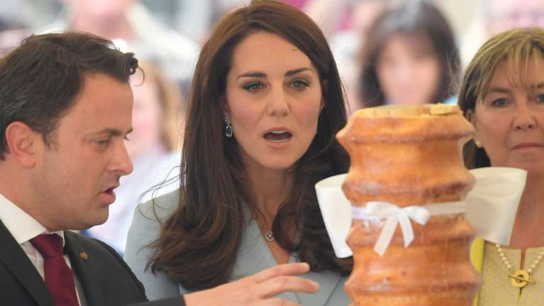 Η τούρτα - βουνό που άφησε άφωνη την απαστράπτουσα Κέιτ Μίντλετον