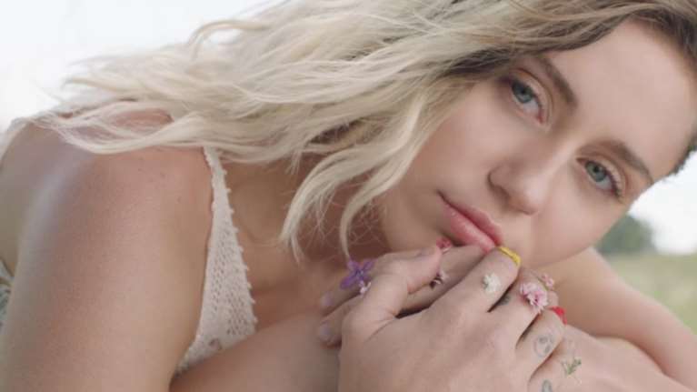 Η Μάιλι Σάιρους τραγουδά μόνο για τον αγαπημένο της - Βίντεο