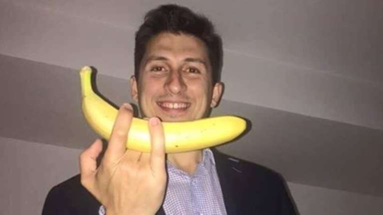 Γιατί ο Χρηστίδης του ΠΑΣΟΚ δείχνει τη ...μπανάνα στον Καμμένο