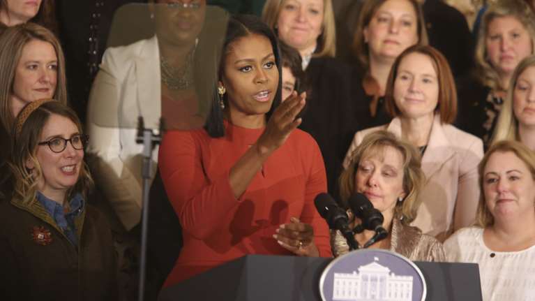 Η Ομπάμα σφυροκοπεί τον Τραμπ που γκρεμίζει το έργο της: Τι σου συμβαίνει;