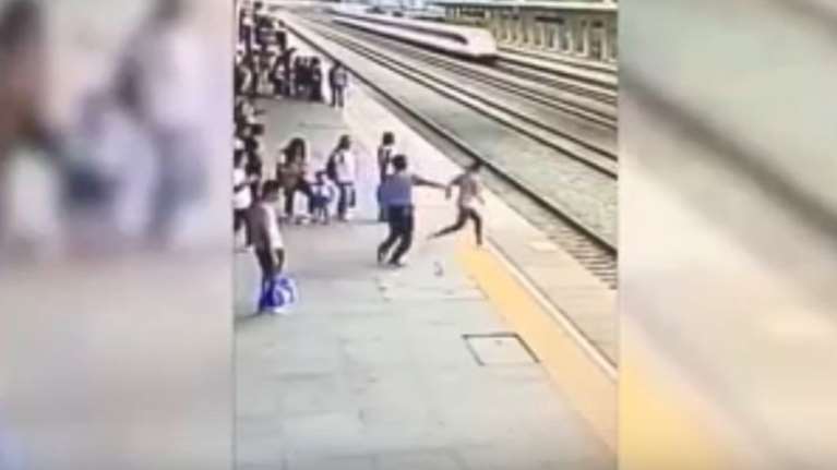 Εργαζόμενος σταματάει μια γυναίκα λίγο πριν αυτοκτονήσει - ΒΙΝΤΕΟ