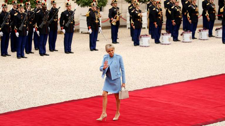 Μπριζίτ Μακρόν: Aπαστράπτουσα στο προεδρικό η νέα πρώτη κυρία της Γαλλίας