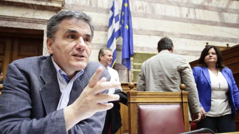 «Σλάλομ» Τσακαλώτου στα σκόρπια χαρτιά της ομιλίας του, γελάκια υπουργών