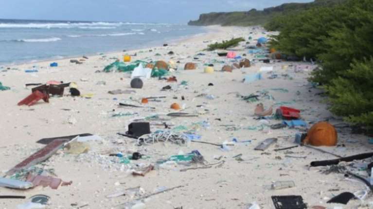 Το νησί με τα 38 εκατομμύρια πλαστικά σκουπίδια