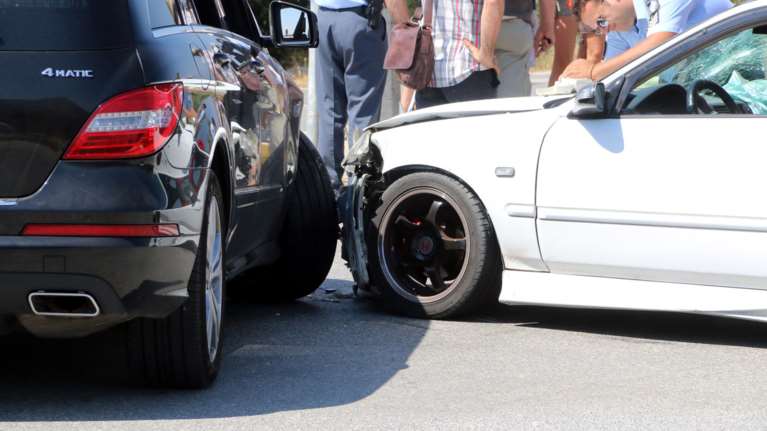 Πάτρα: Τράκαραν, τσακώθηκαν και ο ένας έβγαλε...τρυπάνι