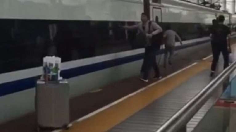 Του έπιασε το δάχτυλο η πόρτα του τρένου ενώ αυτό ξεκινούσε