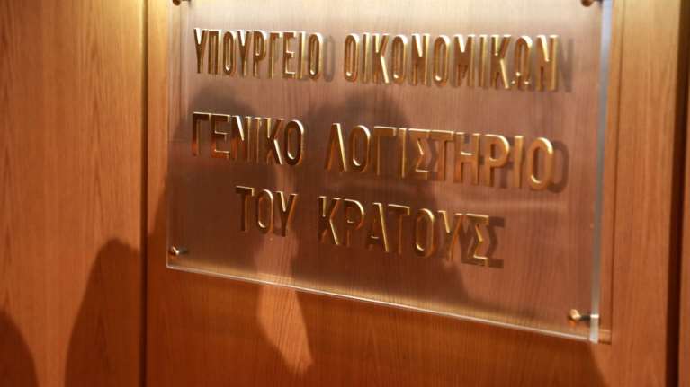«Εισβολή» ενστόλων συνδικαλιστών στο γραφείο του Χουλιαράκη