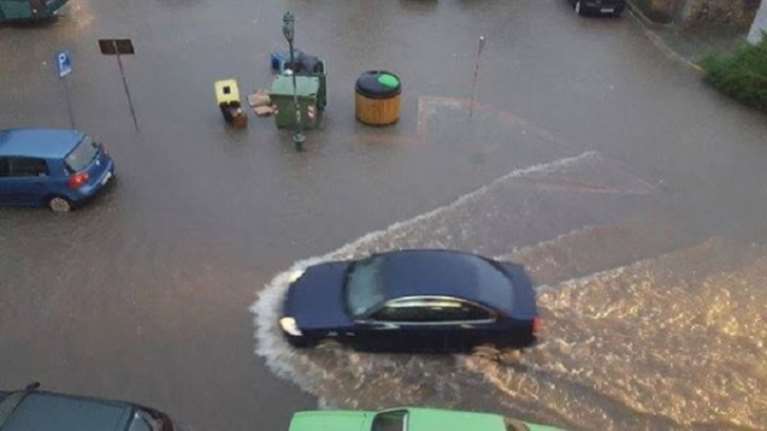 &quot;Ποτάμια&quot; οι δρόμοι της Καστοριάς μετά τη δυνατή βροχή (ΦΩΤΟ)