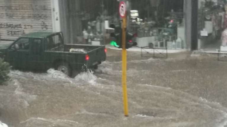 Εβρεξε... καρέκλες στα Χανιά και Καστοριά - Πλημμύρισαν δρόμοι [vid]