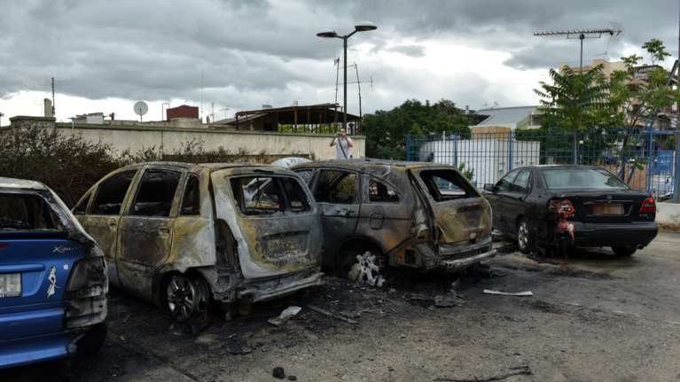 Κουκουλοφόροι έκαψαν πέντε αυτοκίνητα στο λόφο του Στρέφη φωτό