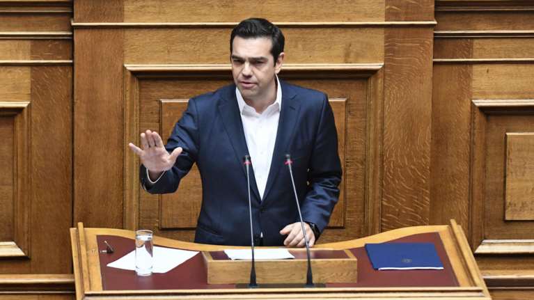 Υποσχέσεις για...γραβάτες και χρέος για να ψηφιστούν τα μέτρα 