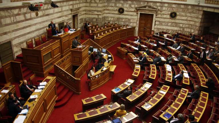 Ψηφίζεται σήμερα το πολυνομοσχέδιο - σύγκρουση πολιτικών αρχηγών [live]
