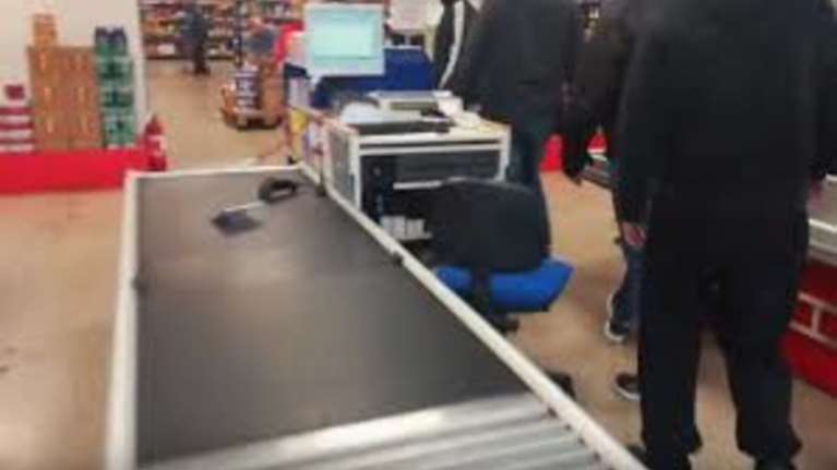 «Ντου» του Ρουβίκωνα σε σούπερ μάρκετ για την απόλυση εγκύου