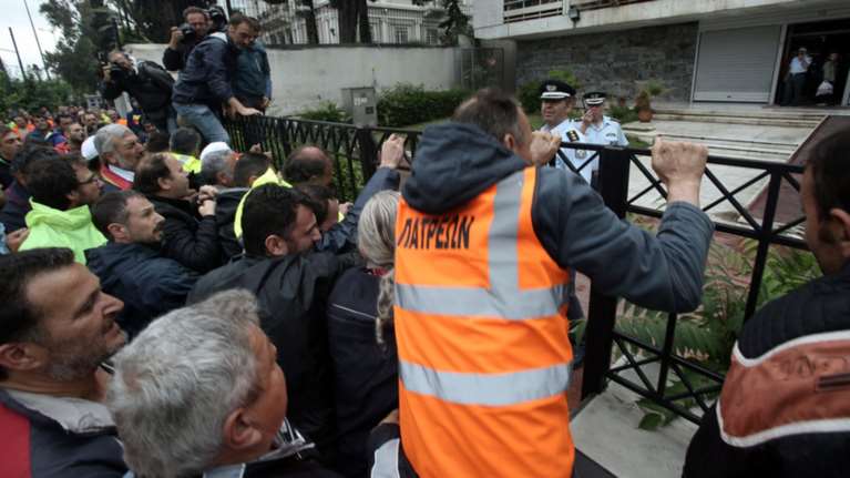 «Έφοδος» συμβασιούχων στο υπ. Διοικητικής Μεταρρύθμισης