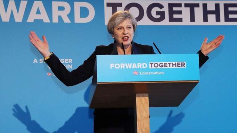 Μέι: Ενίσχυση του κράτους και μέτρα για τις αποδοχές διευθυντών