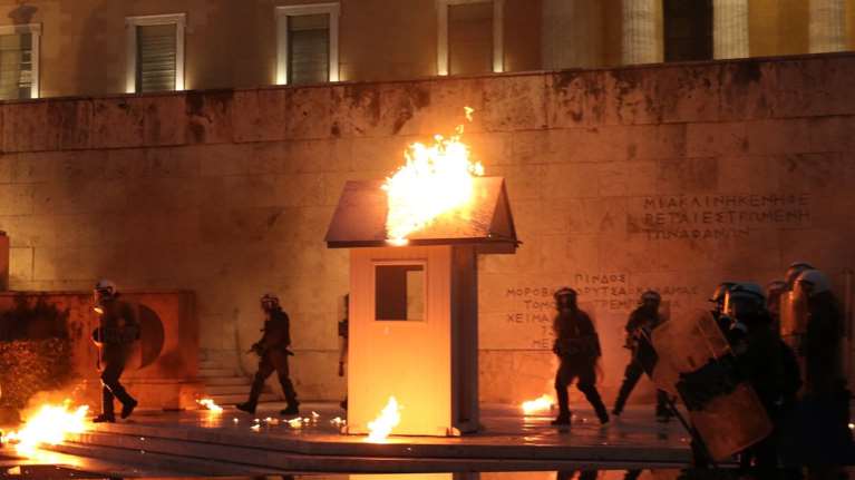 'Αγριες συγκρούσεις έξω από τη Βουλή, φωτιές στο φυλάκιο