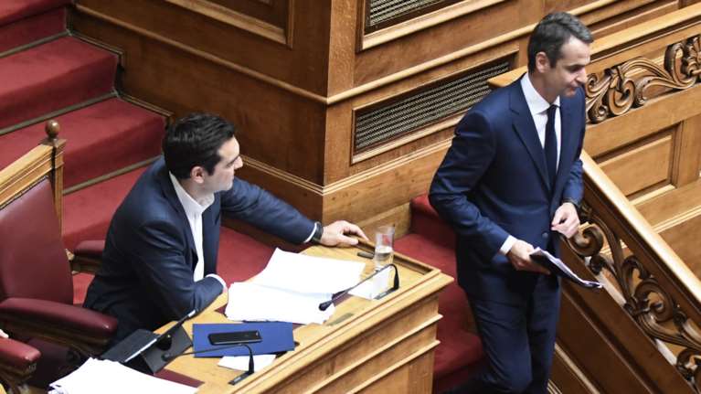 Κυριάκος: Ψηφίστε και παραιτηθείτε- Τσίπρας: Είστε σε αδιέξοδο
