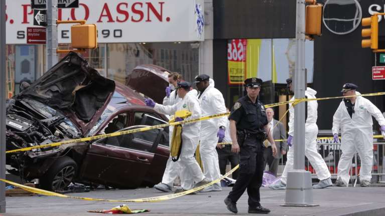 Nτοκουμέντο: Η στιγμή που το αυτοκίνητο πέφτει πάνω στο πλήθος