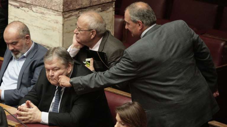 Το τσίμπημα του Κώστα Καραμανλή στο μάγουλο του Ευ. Βενιζέλου