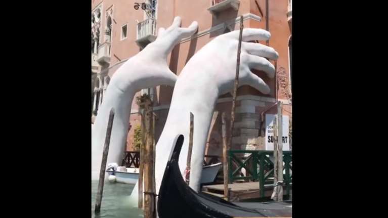 Γιγαντιαία χέρια αναδύονται από τα κανάλια της Βενετίας- Βίντεο