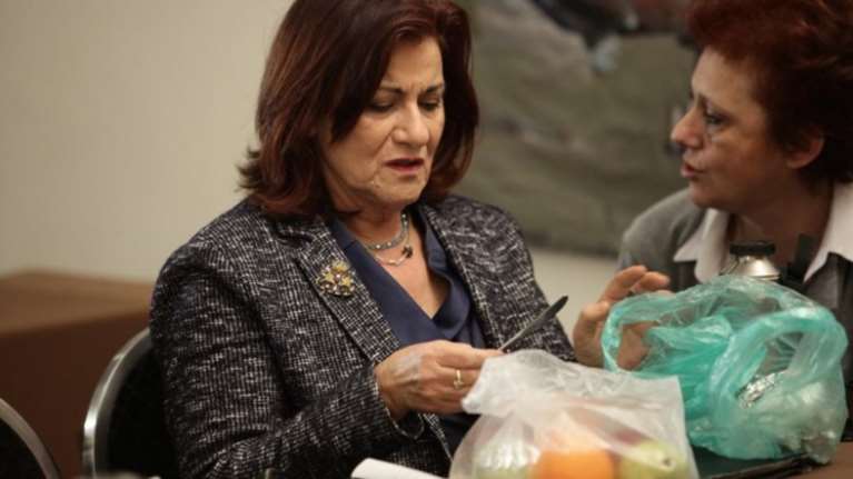 Να δειγματίσει τα σχολικά γεύματα στη Βουλή πρότεινε η Φωτίου!