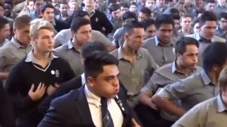 Το επικό αντίο μαθητών στον καθηγητή τους μετά από 30 χρόνια - βίντεο