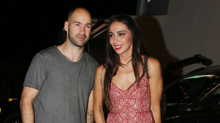 Η Χοψονίδου με το μαγιό και το νεογέννητο στην αγκαλιά - Ο Σπανούλης φτιάχνει τα μαλλιά της κόρης του [Εικόνες]