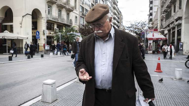 Από «χαράτσι» σε «χαράτσι»: Το δράμα του έλληνα συνταξιούχου