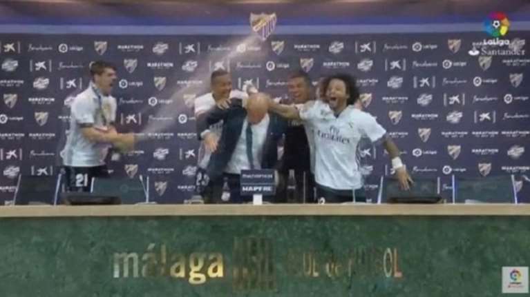 Μπουγέλωσαν τον Ζιζού κι αυτός συνέχισε τις δηλώσεις